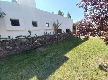 Casa · 90m² · 8 Ambientes · 1 Cochera · Casa en Barrio Semi Privado en Chacras de Coria