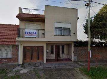 Casa · 100m² · 5 Ambientes · 1 Cochera · Casa Sobre Lote con Frente de 16 m, en Dos Plantas con Garage y Parque.