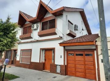 Casa · 200m² · 8 Ambientes · 3 Cocheras · Casa Venta - 4 Dorm. 3 Baños - 300 m² Totales - General San Martin