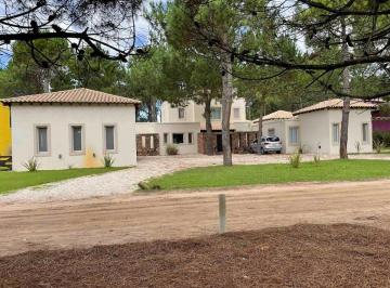 Casa · 454m² · 6 Ambientes · 2 Cocheras · Casa en Venta - 5 Dorm. 6 Baños 2 Cocheras - 454 m² - Pinamar