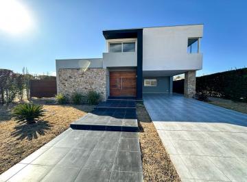 Casa · 280m² · 4 Dormitorios · 2 Cocheras · Casa en Lujan de Cuyo