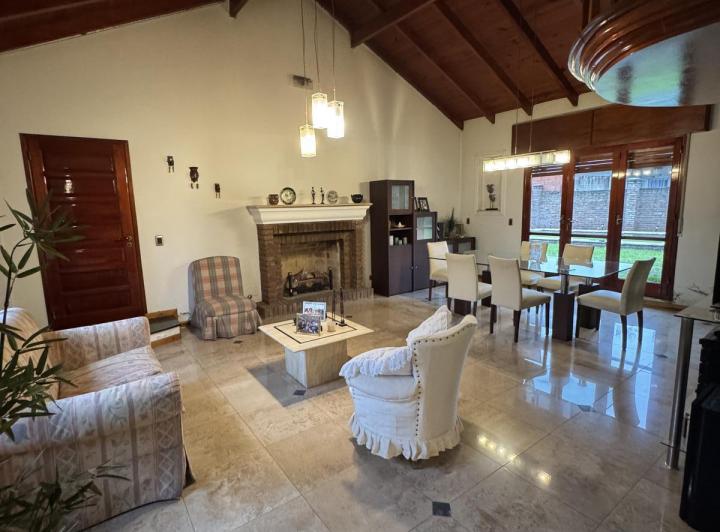 Casa · 315m² · 4 Ambientes · 2 Cocheras