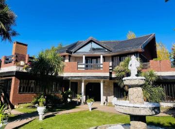 Casa · 266m² · 6 Ambientes · 2 Cocheras · En Venta Casa Quinta con Pileta Acantilados