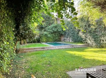 Casa · 600m² · 6 Ambientes · 1 Cochera · Casa de 3 Plantas, Jardín y Pileta en Barrio Parque