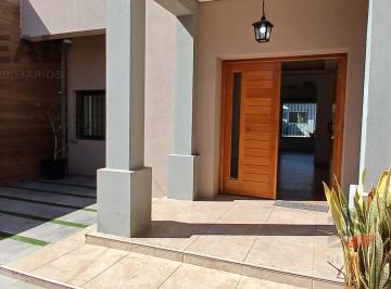 Casa · 311m² · 5 Ambientes · 2 Cocheras · Casa en Venta 5 Ambientes con Piscina en Villa Adelina