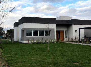 Casa · 200m² · 5 Ambientes · 4 Cocheras · Casa en Country Lomas de City Bell Alquiler