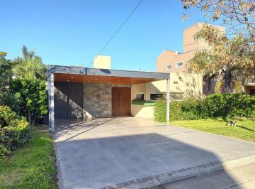Casa · 175m² · 4 Ambientes · 2 Cocheras · Casa en La Estanzuela
