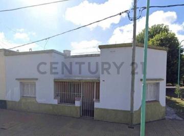 Casa · 100m² · 4 Ambientes · 1 Cochera · Calle Gilberto Gaggino Esquina San Luis, Ensenada. Casa de Tres Dorm.