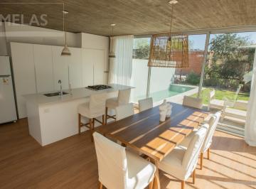 Casa · 110m² · 4 Ambientes · 2 Cocheras · Venta Casa 3 Dorm. con Jardín y Pileta Abra Funes