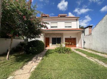 Casa de 5 ambientes, Hurlingham · Chalet en Dos Plantas – Excelente Ubicación y Construcción Sólida