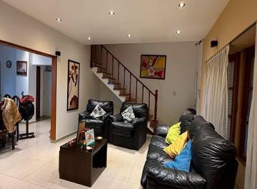 Casa · 200m² · 4 Ambientes · 2 Cocheras · Casa en Venta, Calle Bonifacini, Caseros