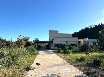 Campo · 195m² · 5 Ambientes · 4 Cocheras · Casa en Venta en Chacras del Ocho Al Lado de Pilará