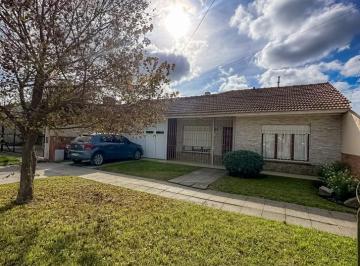 Casa · 117m² · 3 Ambientes · 1 Cochera · Chalet Reciclado 3 Amb con Gran Parque y Quincho en San Jeronimo