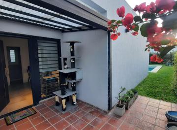 Casa de 4 ambientes, La Plata · Casa en Venta en Gorina – 2 Dorm., Parque y Pileta en Complejo Cerrado