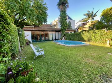 Casa · 200m² · 6 Ambientes · 1 Cochera · Casa en Alquiler de 2 Plantas, con Jardín, Pileta y Cochera - Excelente Ubicación en Martínez