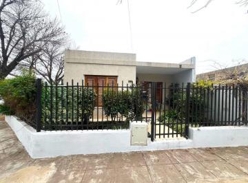 Casa · 122m² · 3 Ambientes · 1 Cochera · Casa en Calle 2 N° 195 Esquina 5