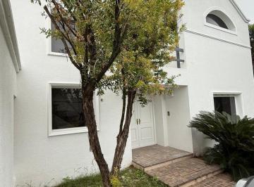 Casa · 550m² · 8 Ambientes · 2 Cocheras · Casa en Alquiler Lomas de La Carolina