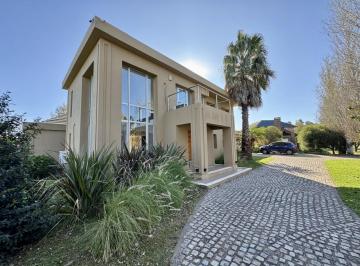 Casa · 220m² · 7 Ambientes · 2 Cocheras · Casa en Los Alamos Club de Campo