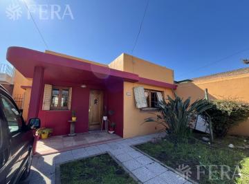 Casa · 215m² · 4 Ambientes · 1 Cochera · Venta de Casa de 4 Ambientes con Cochera y Quincho en Sarandi