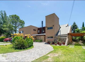 Quinta vacacional · 361m² · 5 Dormitorios · 2 Cocheras · Venta Casa + 8 Ambientes en Náutico Escobar