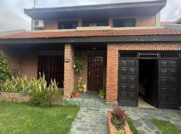 Casa · 130m² · 4 Dormitorios · 1 Cochera · Hermoso Chalet en 2 Plantas en Banfield Oeste