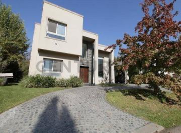 Casa · 330m² · 6 Ambientes · 2 Cocheras · Casa en Venta 6 Ambientes Altos del Sol Luminosa con Pileta 600 m²