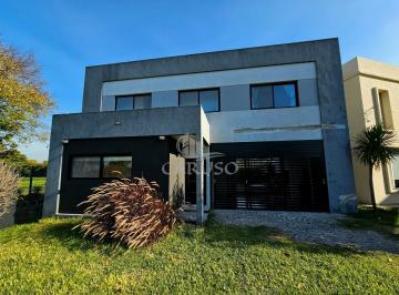 Campo · 150m² · 5 Ambientes · 1 Cochera · Casa en Hudson Chico