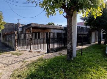 Casa · 180m² · 3 Ambientes · 1 Cochera · Venta Casa 3 Ambientes con Galpon en Moron