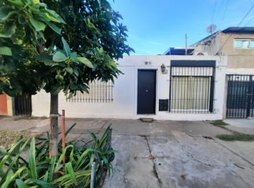 Casa · 78m² · 4 Ambientes · Venta/permuta - Casa Al Frente, 3 Dorm. - Zona Oeste, Rosario.