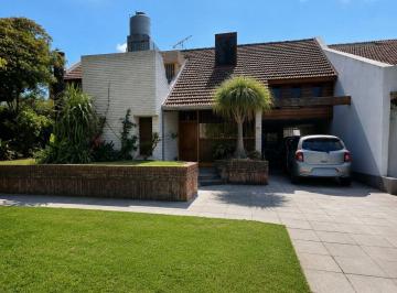 Casa de 4 ambientes, Hurlingham · Excelente Chalet de Diseño, 3 Dorm. y Piscina en Lo Mejor del Barrio Inglés. a Pasos de Ambos