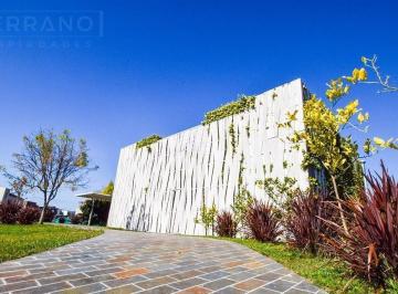 Casa · 285m² · 5 Ambientes · 6 Cocheras · Casa en Alquiler con 4 Dorm. en Suite en Haras Santa Maria, Barrio El Atardecer.