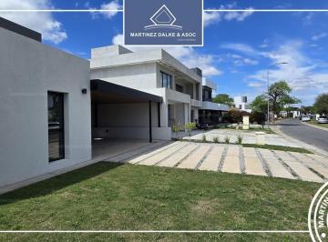 Casa · 225m² · 4 Ambientes · 2 Cocheras · 7 Soles - a Estrenar