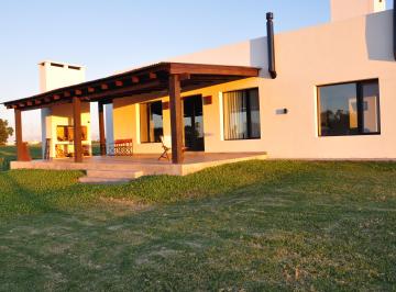 Casa de 3 ambientes, Esquina · Casa Estilo Griega en Club de Campo Frente Al Rio
