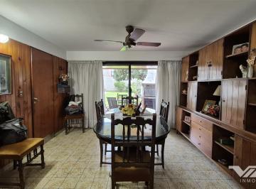 Casa · 146m² · 5 Ambientes · 2 Cocheras · Casa en Venta 5 Amb. con Pileta, Tipo Duplex. Olivos