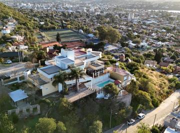 Casa · 590m² · 10 Ambientes · 3 Cocheras · Casa en Venta de Lujo, 5 Dorm., Pileta, Quincho, Cochera, Vista Al Lago, Categoría.