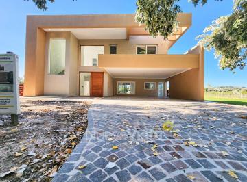 Casa · 230m² · 6 Ambientes · 2 Cocheras · Casa en Haras del Sur II