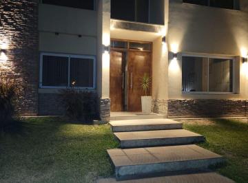 Casa · 250m² · 5 Ambientes · 2 Cocheras · Alquiler Casa de Categoria