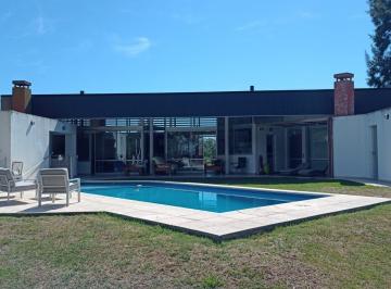 Casa · 226m² · 4 Ambientes · 2 Cocheras · Venta Casa de Cuatro Ambientes con Piscina en Haras del Sol, Pilar.
