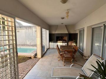 Casa · 300m² · 5 Ambientes · 1 Cochera · Venta Casa B° Urca – Pileta