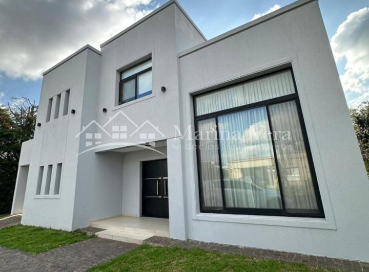 Casa · 160m² · 4 Ambientes · 2 Cocheras