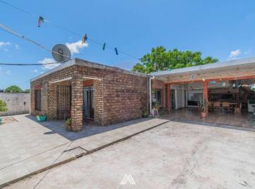 Casa · 110m² · 4 Ambientes · 1 Cochera · Venta Casa 3dorm 2 Baños + Alquiler Cocheras Colón