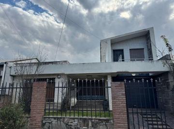 Casa · 247m² · 7 Ambientes · 1 Cochera · Casa en Quebradas de Las Rosas con Escritura