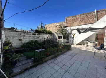 Casa · 80m² · 4 Ambientes · 1 Cochera · Casa Al Frente con 2 Ingresos Mas Cochera con Amplio Patio Parrillero