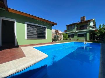 Casa · 100m² · 6 Ambientes · 3 Cocheras · Hermoso Chalet en Hurlingham con Piscina, Parque con Area de Usos Multiple