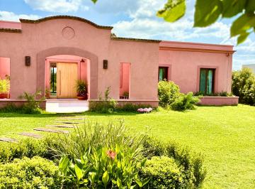 Casa de 5 ambientes, Campana · Hermosa Casa en Una Planta, de Estilo Campo Minimalista.