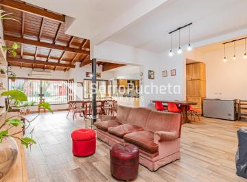 Casa · 290m² · 4 Ambientes · 1 Cochera · Venta Casa 4 Ambientes con Piscina, Amplio Jardín y Cochera en Villa Sarmiento.
