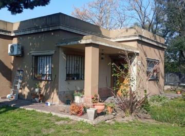Casa · 200m² · 3 Ambientes · 1 Cochera · Casa 3 Amb C/parque - Longchamps - Bajo de Precio