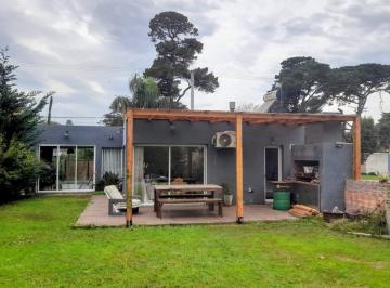 Casa · 80m² · 2 Ambientes · 1 Cochera · Chalet en Venta - Zona Acantilados