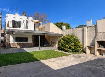Casa · 212m² · 8 Ambientes · 1 Cochera · Venta: Casa de Cuatro Dorm., Dos Plantas, Patio y Cochera en Barrio Belgrano, Rosario