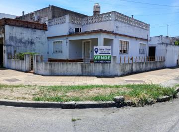 Casa de 3 ambientes, Morón · Apto Credito. Excelente Ubicación.